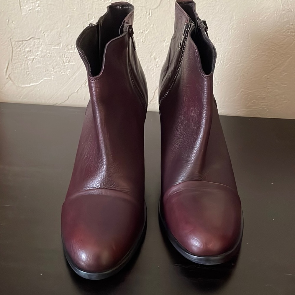 BOEMOS SIZE 10-10.5/41 heeled booties. brownish/burgundy